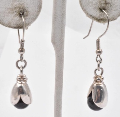 2 Paar Ohrhänger Sterlingsilber Onyx & künstliche Perle Blume Blütenblatt