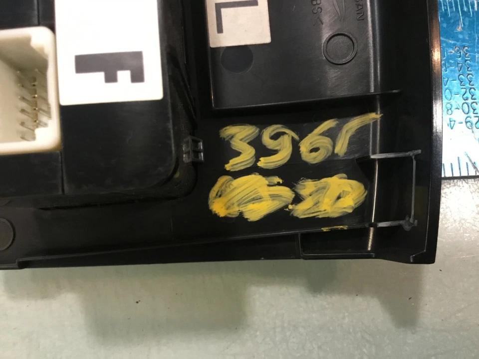 Consola central auxiliar y conector USB Infiniti Q50 14-15 con toma de corriente E Foto 4 de 4