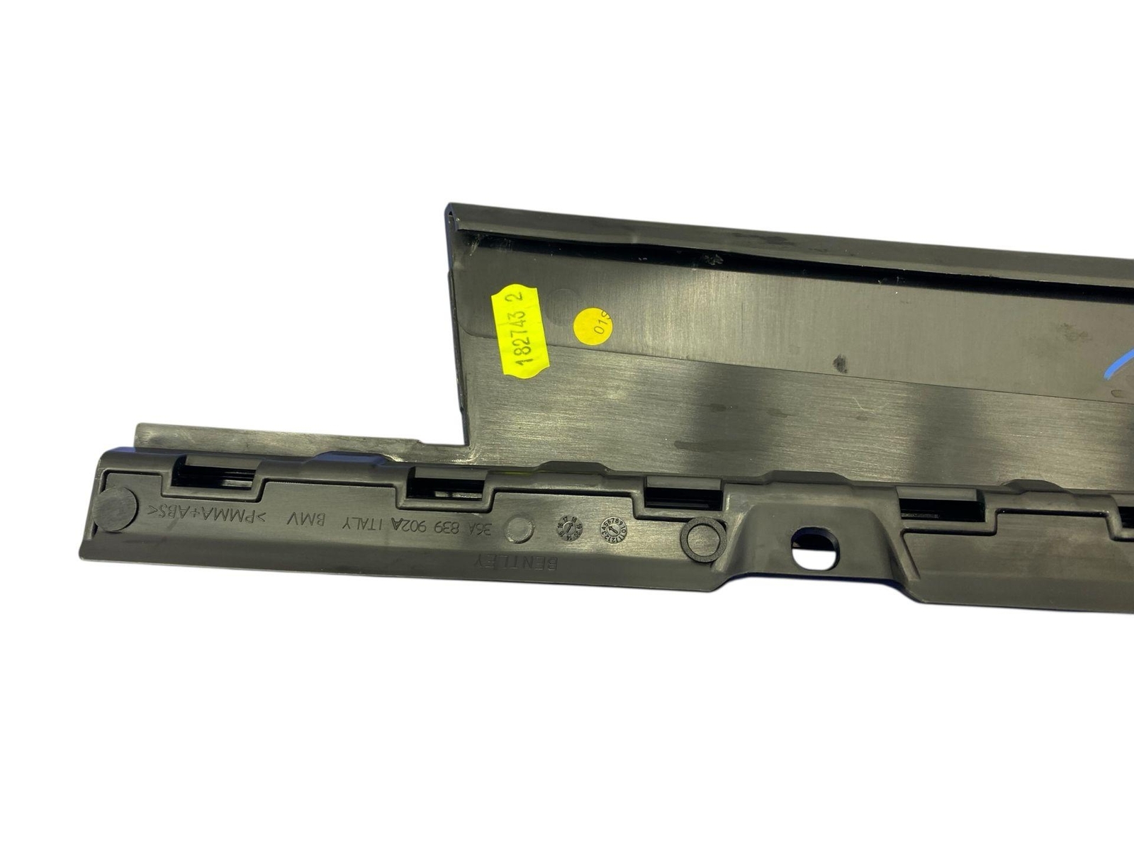 2016-2020 BENTLEY BENTAYGA REAR RIGHT B PILLAR DOOR WINDOW MOULDING | BLK *MARK*