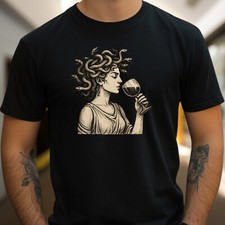 T-Shirt Medusa trinkt Wein – Mythologie trifft Genuss, Funshirt, Geschenkidee