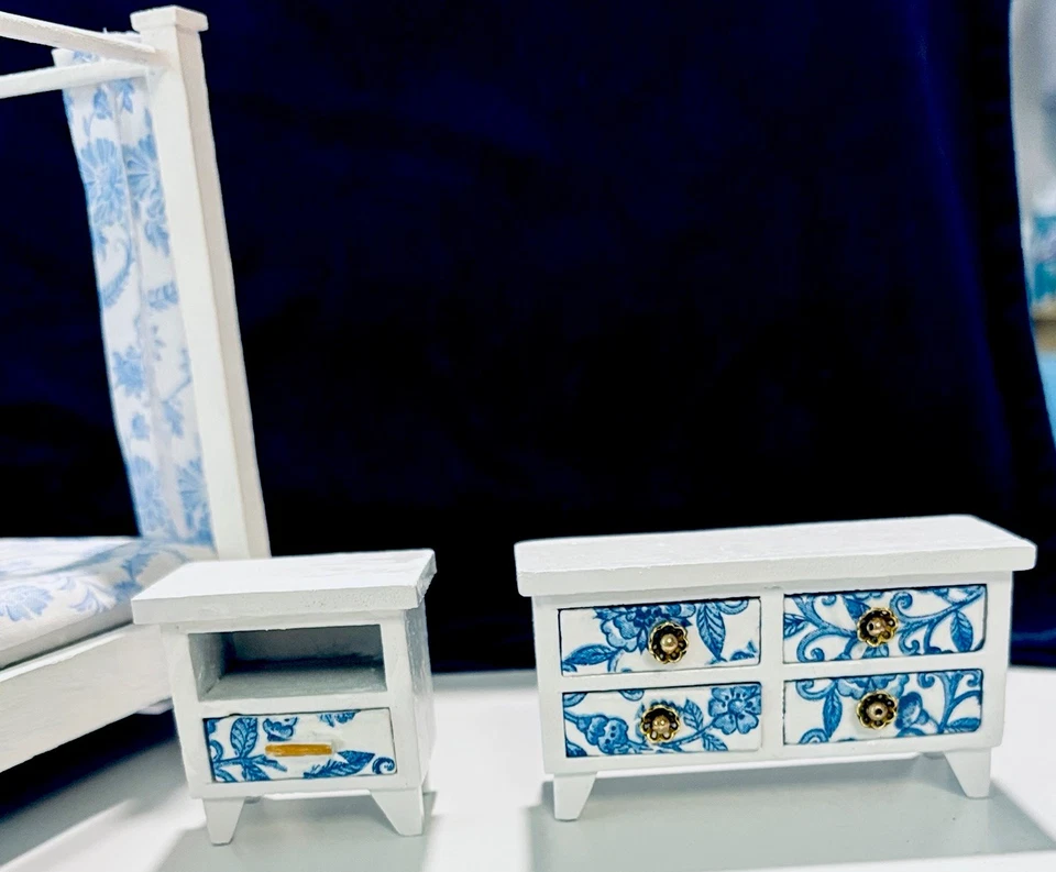 Artisan娃娃屋微型1:12 4海报顶篷木床+装饰 — 第 3/4 张图片