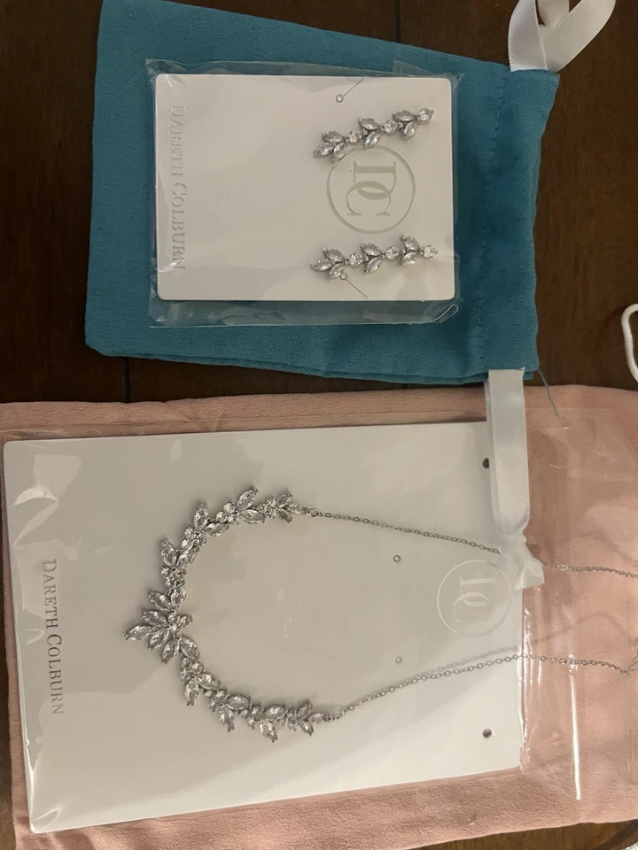 Juego de pendientes y collar de novia Dareth Colburn Foto 4 de 4