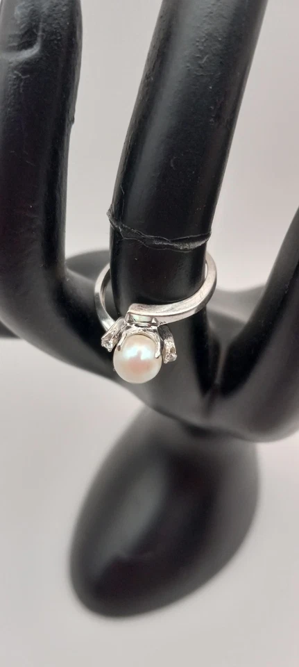 10k White Gold Ring W/ Pearl And 2 Cubic Zirconias Size 6.5 Vintage  - Image 4 of 4