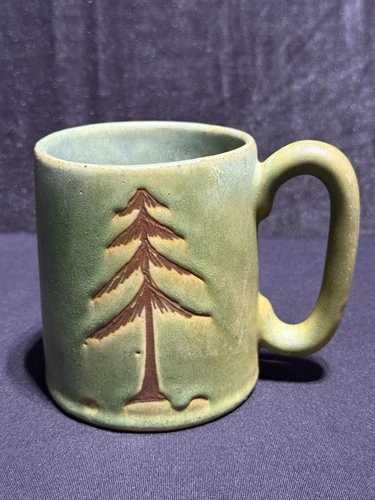 VINTAGE PIGEON FORGE CHRISTMAS TREE MUG EARLY PIECE OF PIGEON FORGE POTTERY (02)