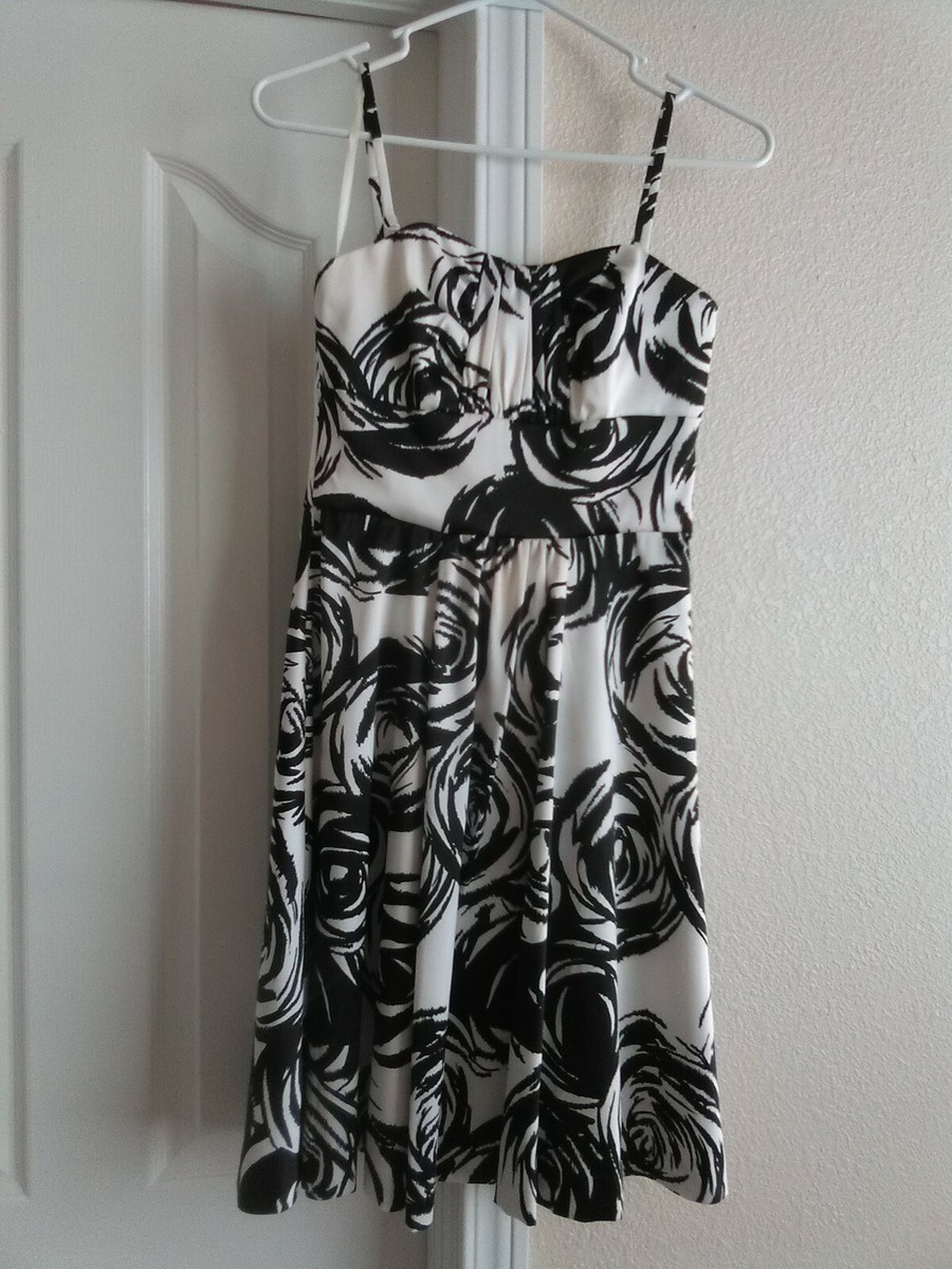 green emerald velvet dress White House Black Market Size 6 Black Dress  The Consignment Chick