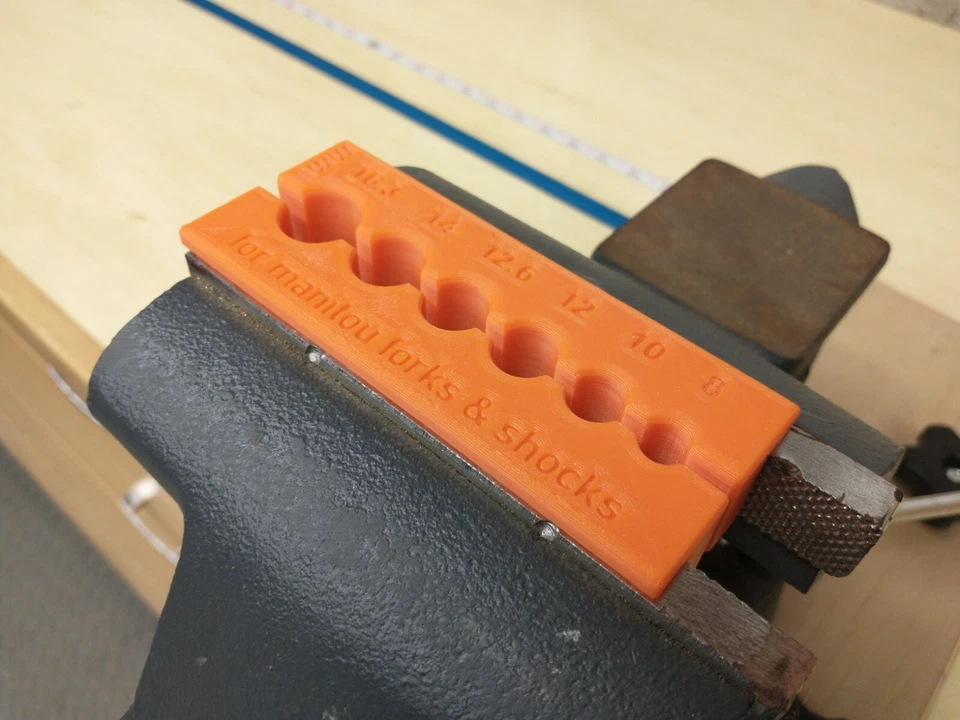 Bloque de abrazadera Manitou para la mayoría de las horquillas y amortiguadores - Alternativo, con imanes Foto 2 de 4