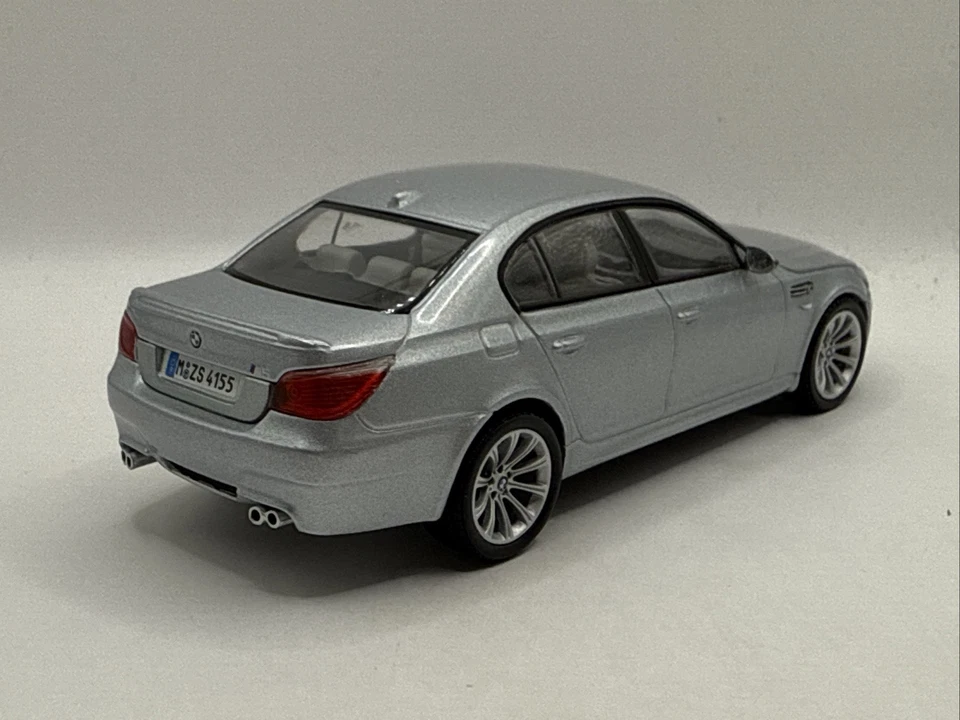BMW M5 E60 1/43 Kyosho - Photo 2/3