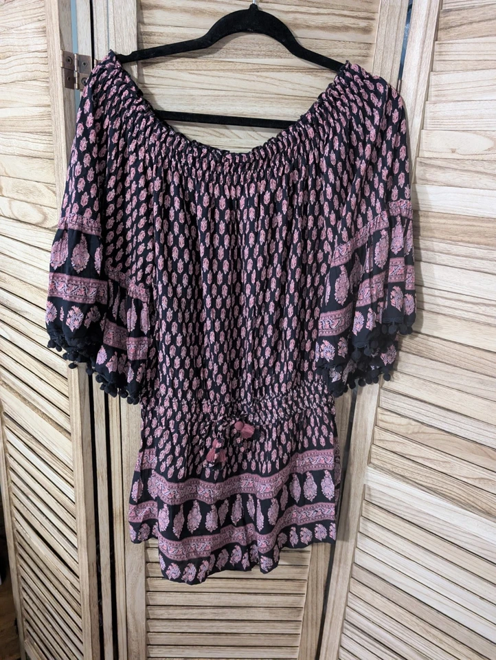 Mameluco Anthropologie Raga para mujer talla M pompones con hombros descubiertos rosa/púrpura Foto 2 de 3