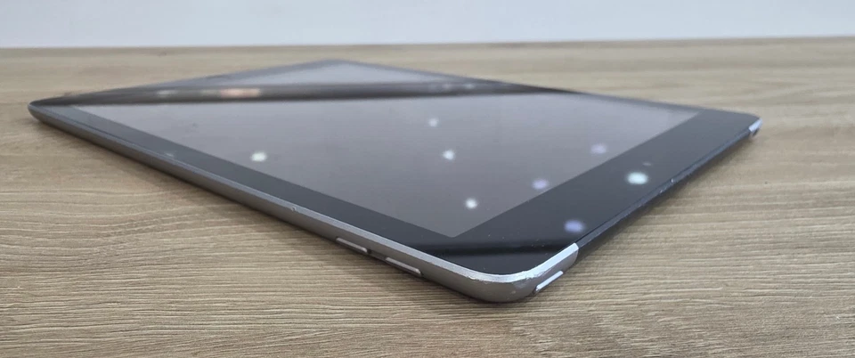 Apple iPad (5th generation) · 128GB · Cellular, foto 3 di 5