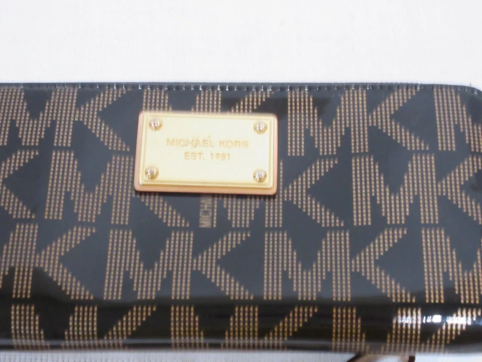 Michael Kors Cartera Firma Cremallera Alrededor Muñequera Acordeón 8x4" Negro y Dorado Foto 2 de 4