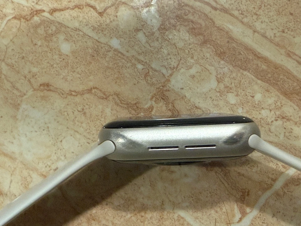 Apple Watch Series 4 (GPS + Celular) 40mm Prata Desbloqueado com Pulseira Branca S/M - Imagem 3 de 4