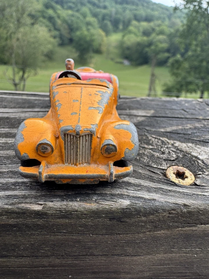 Coche enano Dinky MG de colección - naranja, conductor intacto, falta parabrisas Foto 2 de 4