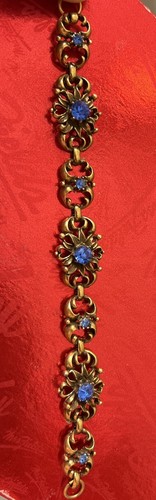 Cora Armband, goldfarben mit saphirblauen Strassblüten.