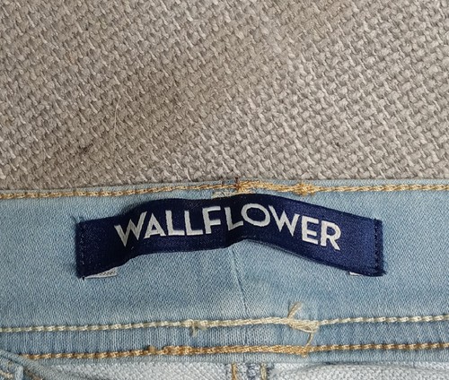 WALLFLOWER Short Shorts Women's Size Small Cuffed Denim Front/Back Pockets W28 - Picture 10 of 11