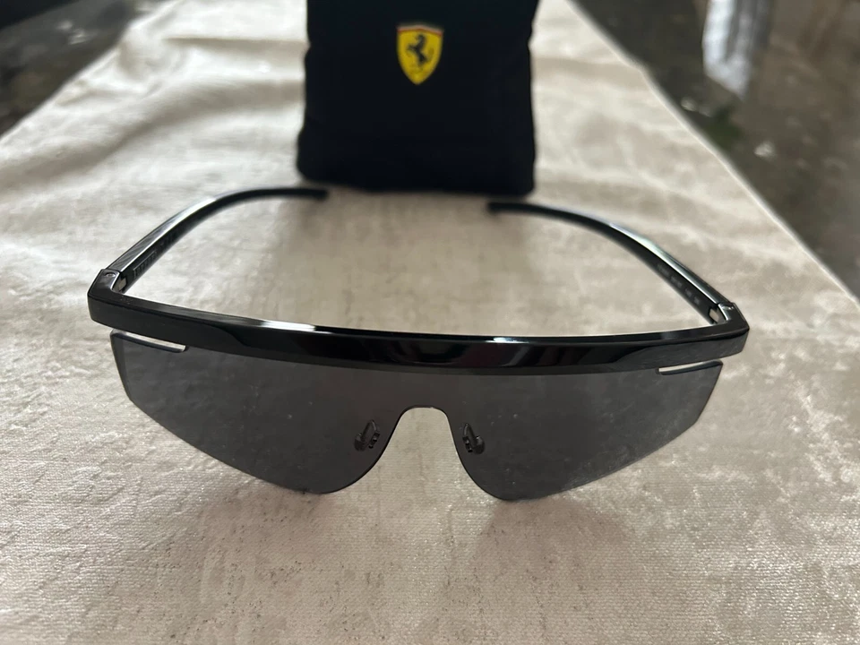Óculos de sol Ferrari Scuderia FZ6001 SHIELD NOVO NA CAIXA 100% autêntico - feito pela Luxottica - Imagem 4 de 4
