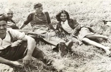 WW2 PICTURE PHOTO GERMAN SOLDIER WITH COLLABORATOR GIRL 6537