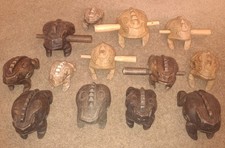 LOTE 13 INSTRUMENTOS DE PERCUSIÓN GUIRO TALLADOS A MANO "LUCKY FROG" RASPADOR DE MADERA CROAKING
