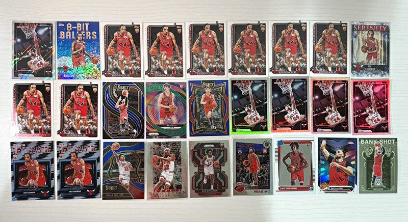 NBA Chicago Bulls 32-card lot; 26 Rookie cards; inserts, refractors, SPs