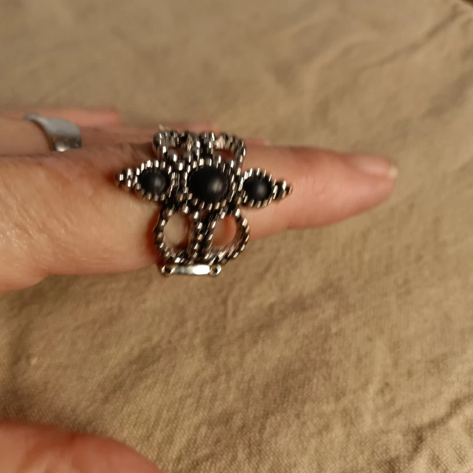 Anillo elástico de metal tono plata, 3 piedras negras, talla única para la mayoría Foto 2 de 4