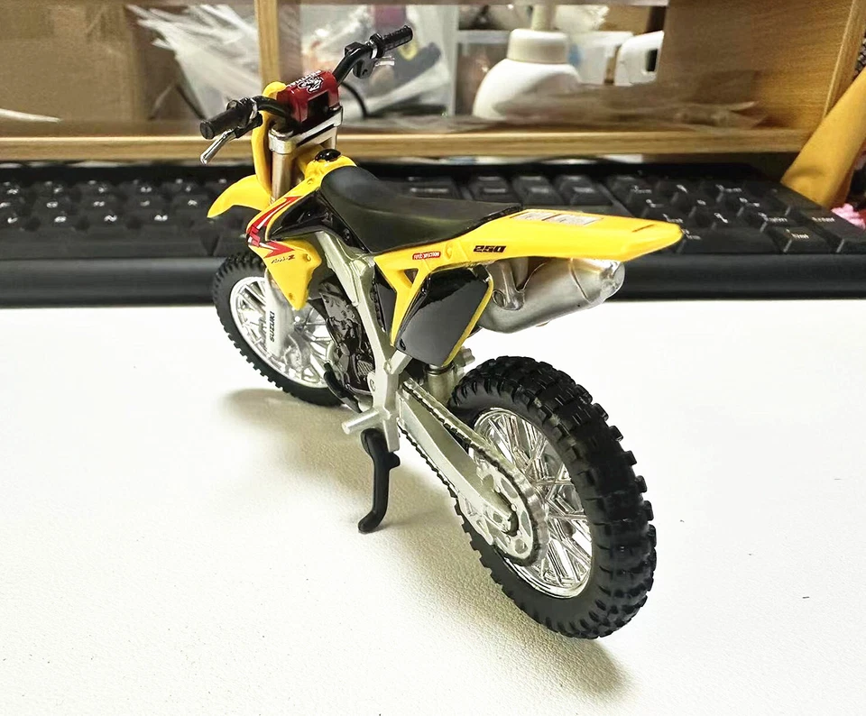 Bburago 1:18 Suzuki RMZ450 Moto Modelo Nuevo en Caja Foto 2 de 4
