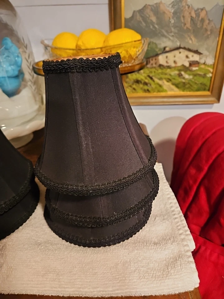 Cinco pantallas de lámpara tipo araña negras con forro de tela dorada Foto 4 de 4