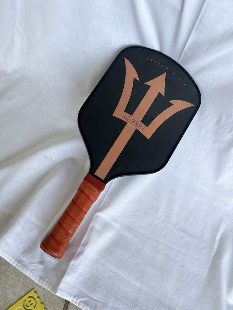 USAPA Approved Tridente 1.0 Pickleball Paddle with T700 Raw Carbon Face USAPA Approved Tridente 1.0 Pickleball Paddle with T700 Raw Carbon Face
