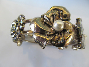 Authentic VINTAGE GOLD PLATED ORNATE w/CRYTALS-FAUX PEARLS PANELS CLAMPER BANGLE BRACELET