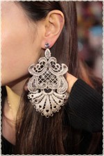 Orecchini in pizzo macrame grigio pendenti artigianali con strass e punto luce