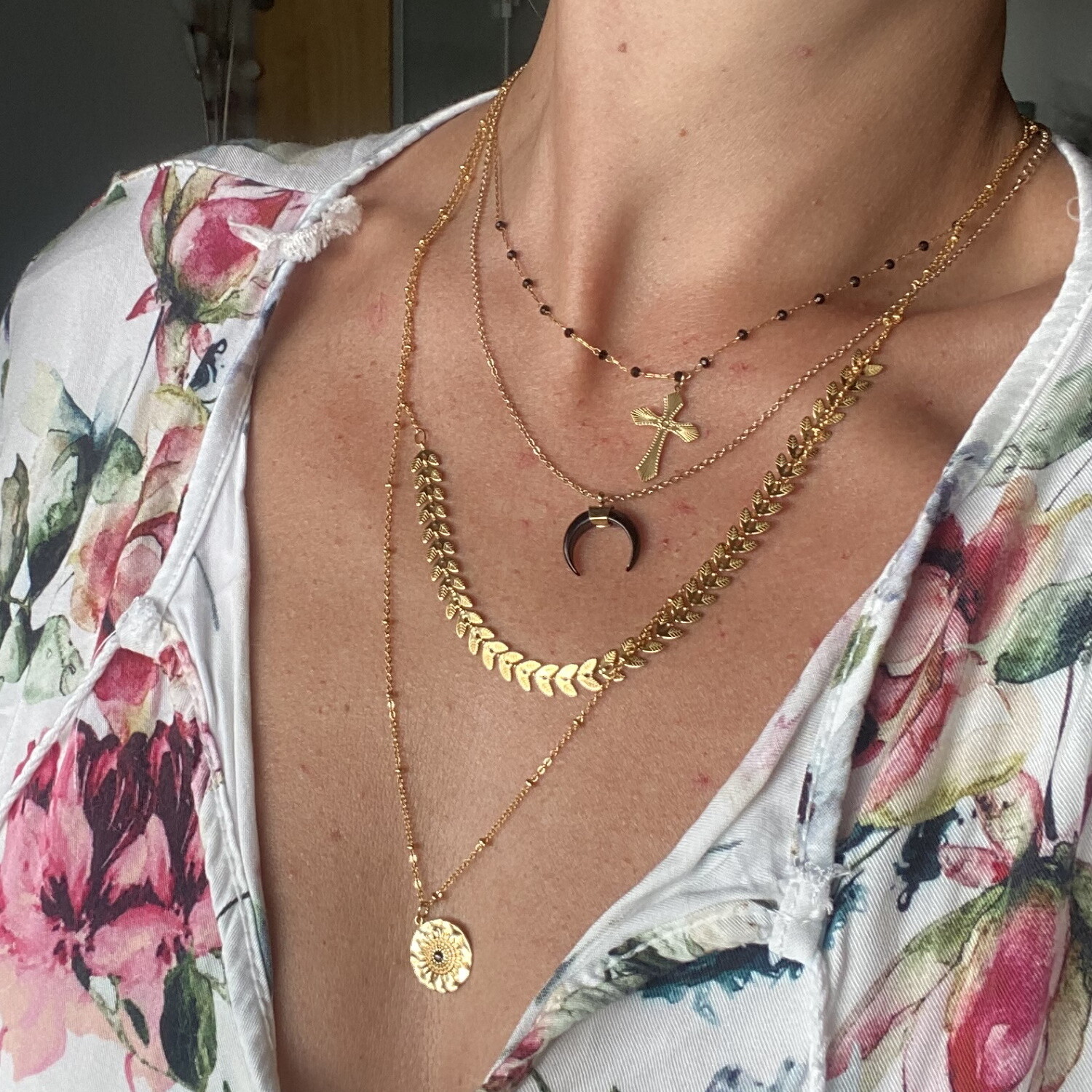 Collier laurier et croix à triple rangée en acier inoxydable argenté