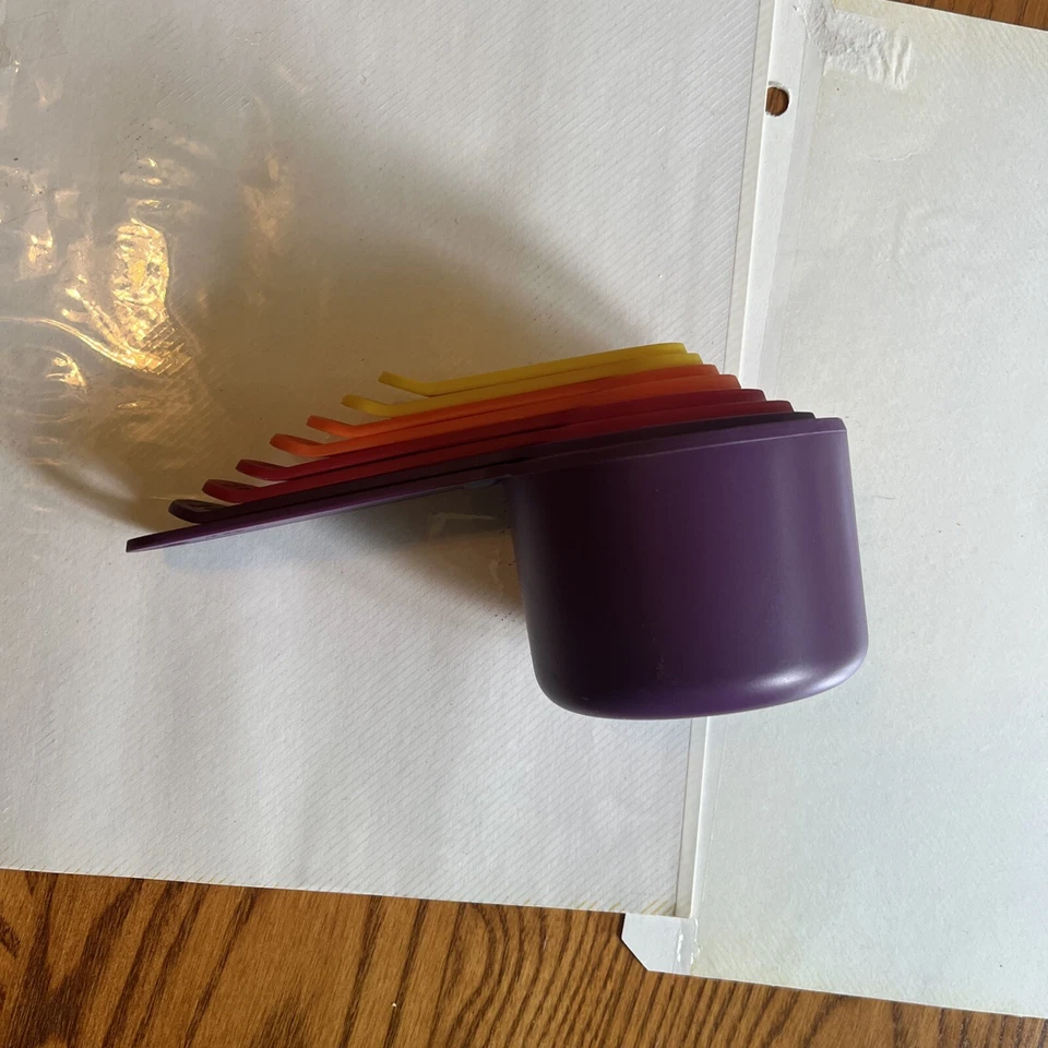 NUEVO Juego de 8 tazas y cucharas medidoras Joseph Nest multicolores Foto 2 de 3