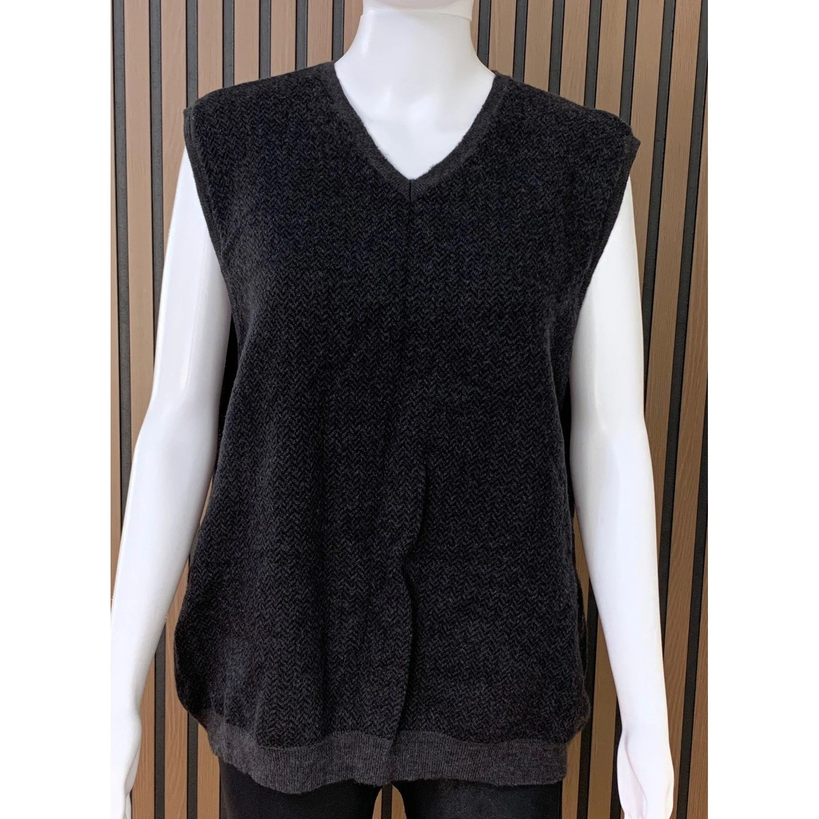 Eddie Bauer Men's XL Fine Italian Merino Wool Sweater Vest Charcoal Herringbone