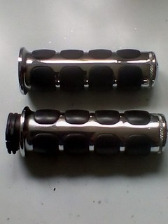 1 inch motorcycle handlebar grips for 1 inch handlebars. Twin throttle cables.