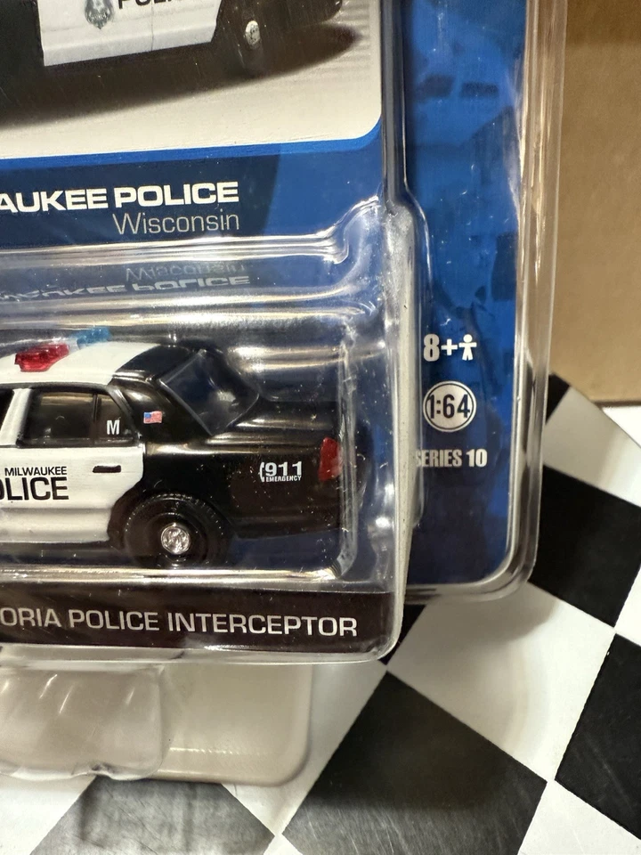 Ford Crown Victoria 2011 diecast Hot Pursuit Milwaukee Police Wisconsin 1/64 Foto 3 de 4