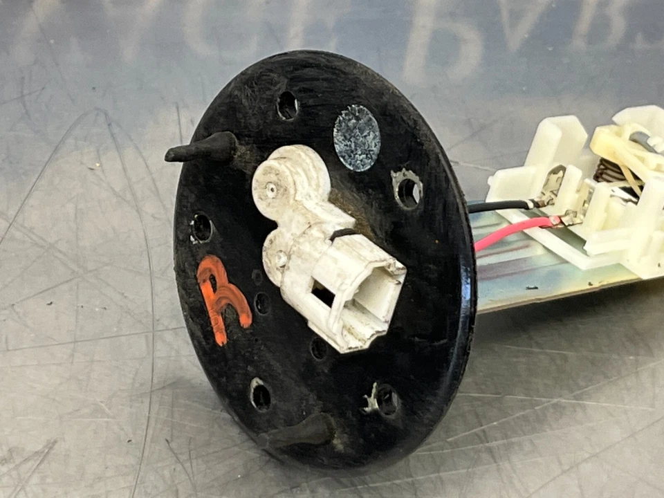 2004 Lexus SC430 Fuel Level Sending Unit - Passenger Right - Denso - 132k - Изображение 2 из 4