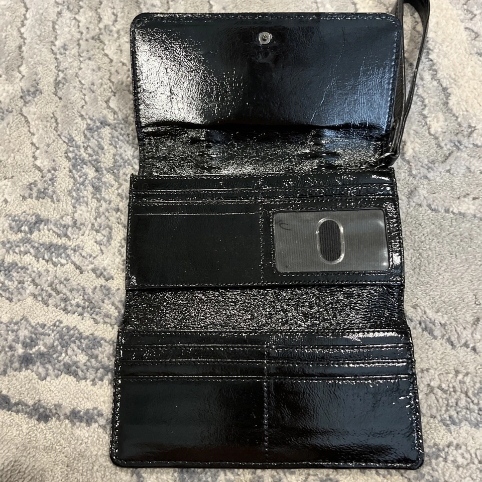 Muñequera tipo bolso sin asas triple de charol negro Elliott Lucca Foto 4 de 4