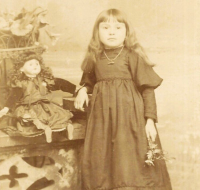 Kabinett Karte Foto hübsches Mädchen Mode gruselige Puppe Dolly Spielzeug New York Studio USA