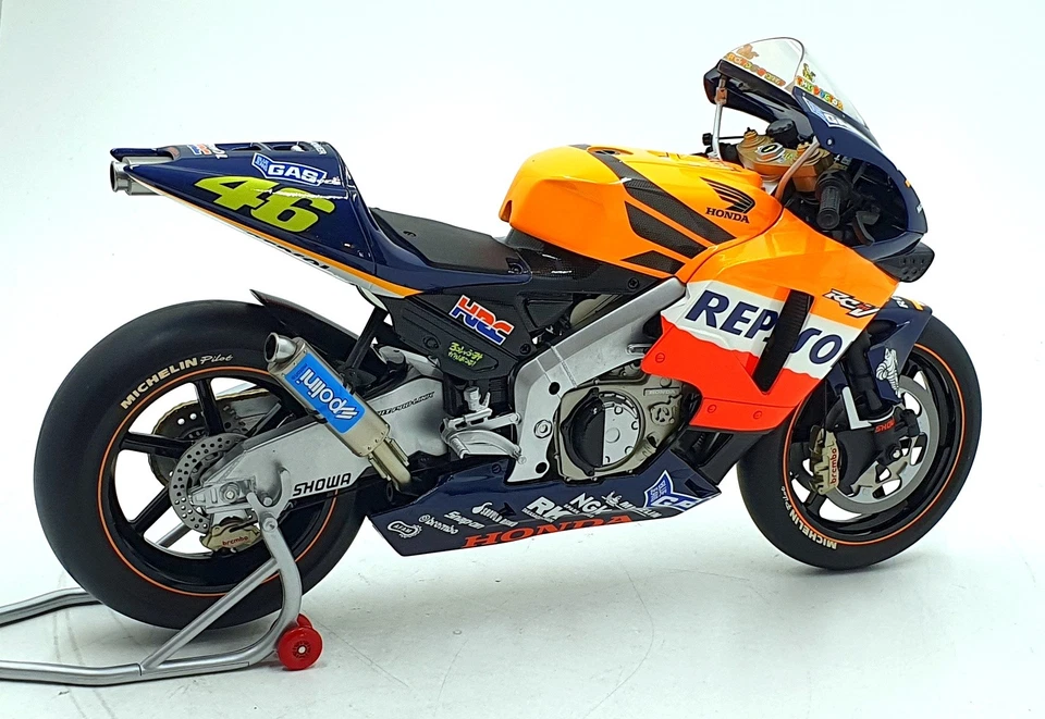 Minichamps 1/6 Scale 062 027146 Honda RC211V Repsol V.Rossi #46 Moto GP 2002 - Image 4 of 4