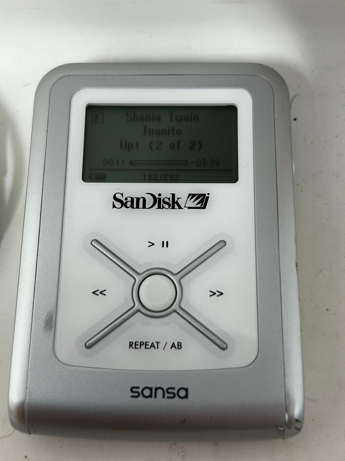SanDisk Sansa e140 mp3 Player, 1GB (Missing USB cable) FM Tuner