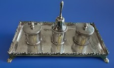 Antik versilbert (?) Tintenständer mit Trommel Tintenfässern & zentraler "Diener" Glocke
