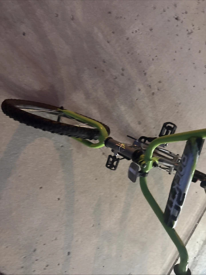 Bicicleta huffy verde para niños. Peso máximo 75 libras. Marco de acero. Negociable Foto 2 de 4