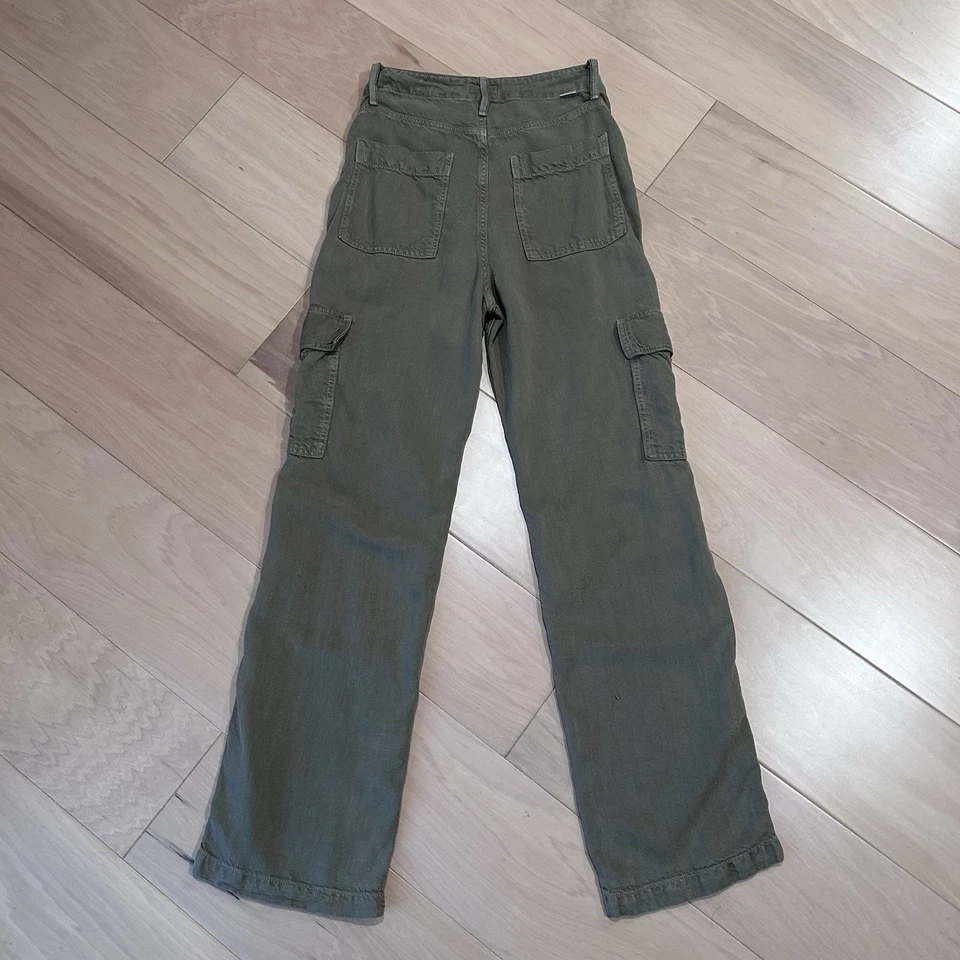 Pantalón Mother The Private Cargo Sneak en sarga gótica oliva para mujer 25x30” Foto 4 de 4