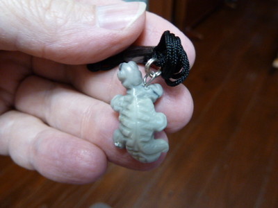 (an-liz-ur-6) Uromastyx lizard GRAY WHITE gemstone carving PENDANT necklace