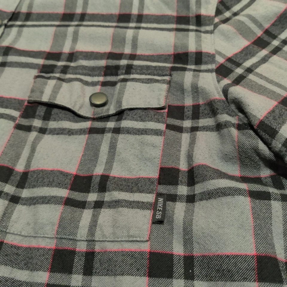 Chaqueta de franela forrada térmicamente Nike SB para hombre L gris rojo negro a cuadros botón a presión Foto 3 de 4