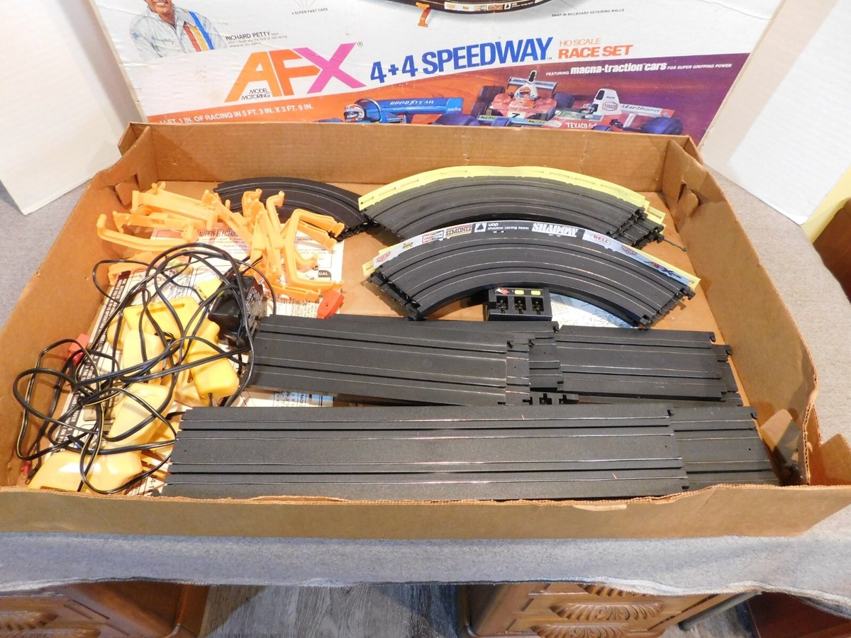 ミニカー AFX HO:SCALE RACING Amazon.com: AFX/Racemasters Infinity Set AFX22033 HO Slot