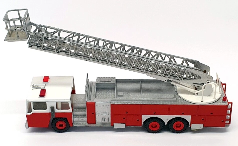 Conrad 1/50 Scale 5504 - E-One 95 Aerial Ladder 3 Axle Fire Engine - Image 4 of 4