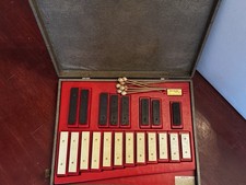 Vtg Xylophone 20 tone bell set w/ Tweed Case 8 Mallets.