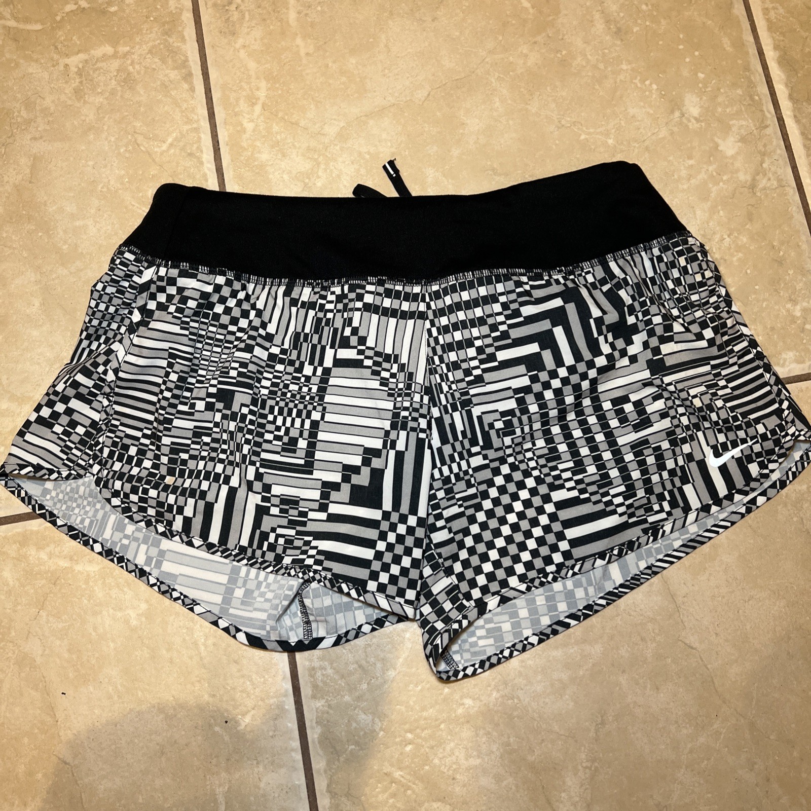 Nike Dri-FIT Women Black White Geometric Optical Illusion Running Shorts Medium