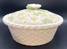VTG Round Covered Casserole Dish Metlox Poppytrail Sculptured Daisy 1.5 Qt  Farm