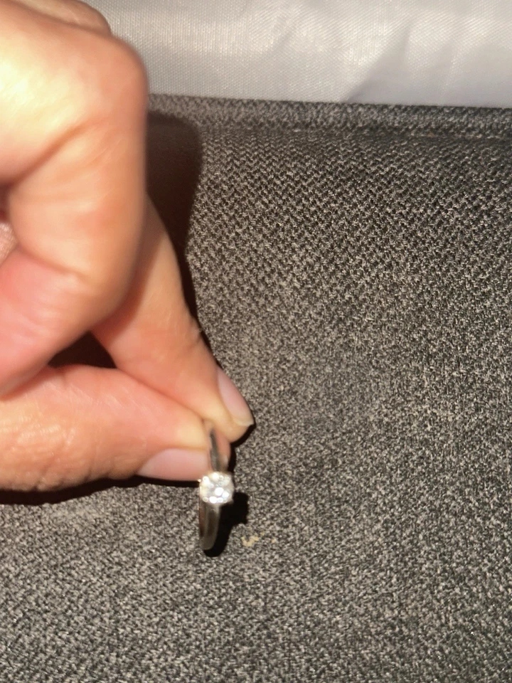 Anillo pequeño de diamantes de oro blanco de 14 quilates de 0,3 quilates Foto 3 de 3