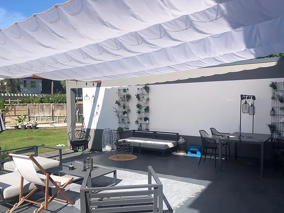 TOILE RÉTRACTABLE IMPERMÉABLE SUR MESURE POUR PERGOLA – PROTECTION UV - Photo 1/4